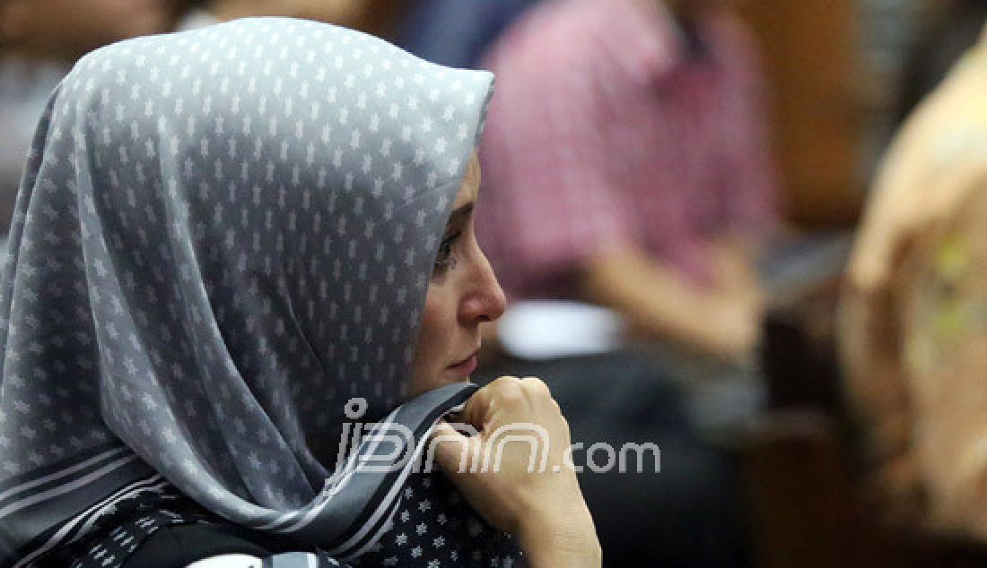 Istri dari terdakwa Fahmi Dharmawansyah, Inneke Koesherawati saat menyimak jalannya sidang pemeriksaan di Pengadilan Tipikor, Jakarta, Rabu (3/5). - JPNN.com