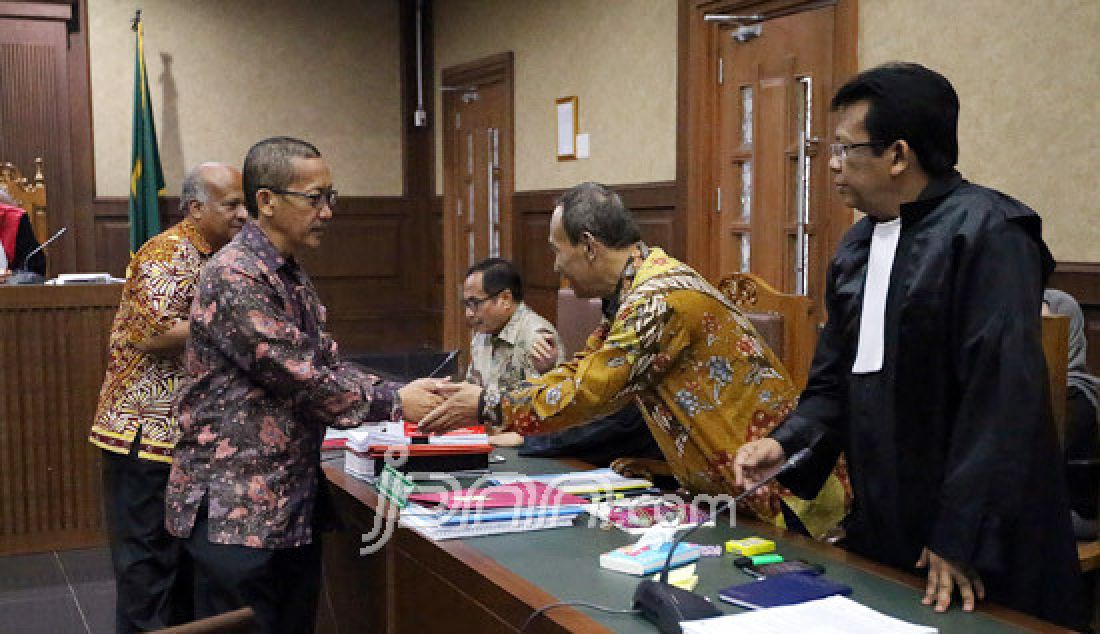 Dua terdakwa kasus korupsi KTP Elektronik Irman (kiri) dan Sugiharto (kanan) menjalani sidang lanjutan di Pengadilan Tipikor, Jakarta, Senin (7/5). Jaksa Penuntut Umum menghadirkan saksi Pengacara Hotman Sitompul. - JPNN.com