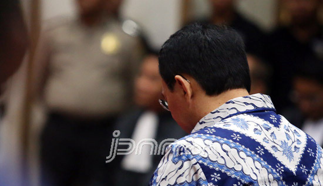  Terdakwa kasus dugaan penistaan agama Basuki Tjahaja Purnama (Ahok) menjalani sidang putusan di Auditorium Gedung Kementerian Pertanian (Kementan) Ragunan, Selasa (9/5). - JPNN.com