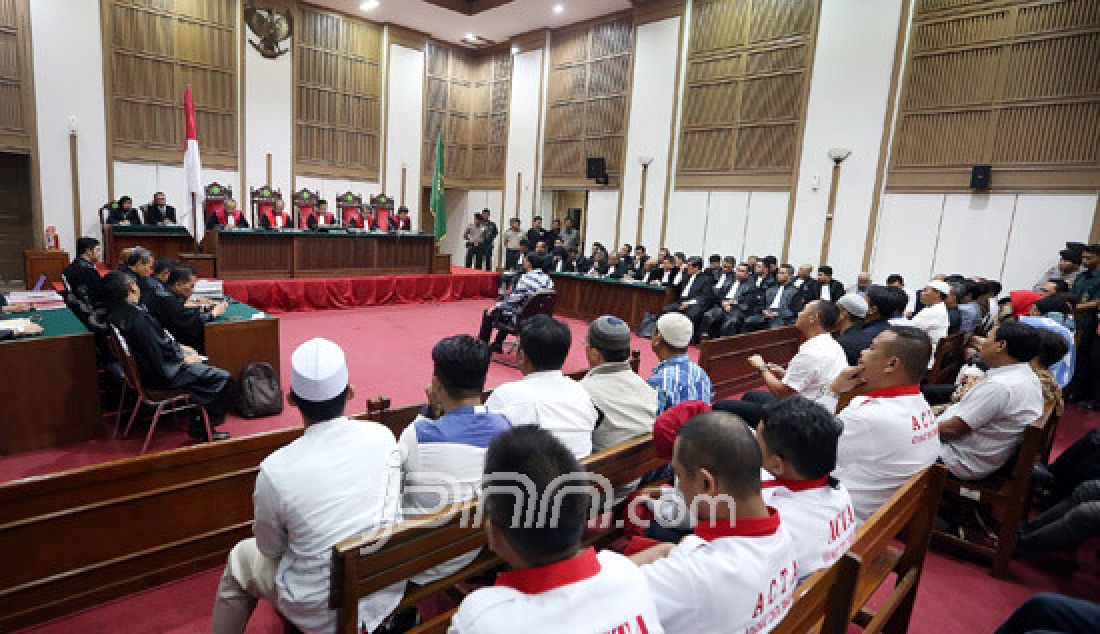  Terdakwa kasus dugaan penistaan agama Basuki Tjahaja Purnama (Ahok) menjalani sidang putusan di Auditorium Gedung Kementerian Pertanian (Kementan) Ragunan, Selasa (9/5). - JPNN.com