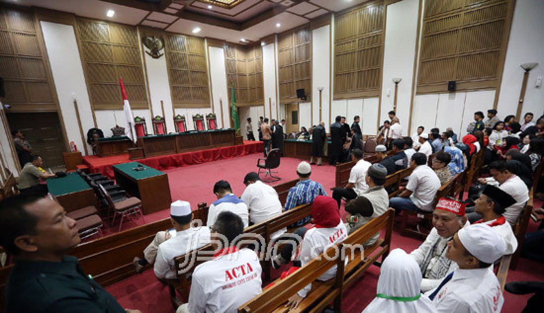  Terdakwa kasus dugaan penistaan agama Basuki Tjahaja Purnama (Ahok) menjalani sidang putusan di Auditorium Gedung Kementerian Pertanian (Kementan) Ragunan, Selasa (9/5). - JPNN.com