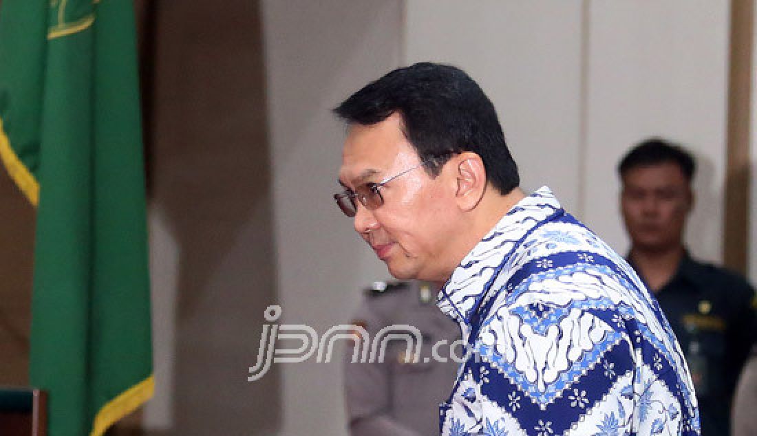  Terdakwa kasus dugaan penistaan agama Basuki Tjahaja Purnama (Ahok) menjalani sidang putusan di Auditorium Gedung Kementerian Pertanian (Kementan) Ragunan, Selasa (9/5). - JPNN.com