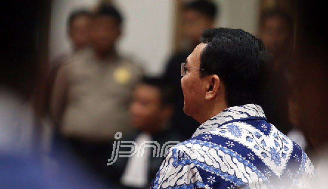  Terdakwa kasus dugaan penistaan agama Basuki Tjahaja Purnama (Ahok) menjalani sidang putusan di Auditorium Gedung Kementerian Pertanian (Kementan) Ragunan, Selasa (9/5). - JPNN.com