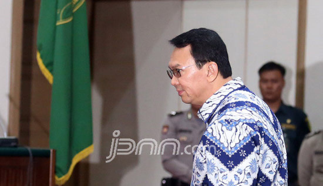  Terdakwa kasus dugaan penistaan agama Basuki Tjahaja Purnama (Ahok) menjalani sidang putusan di Auditorium Gedung Kementerian Pertanian (Kementan) Ragunan, Selasa (9/5). - JPNN.com