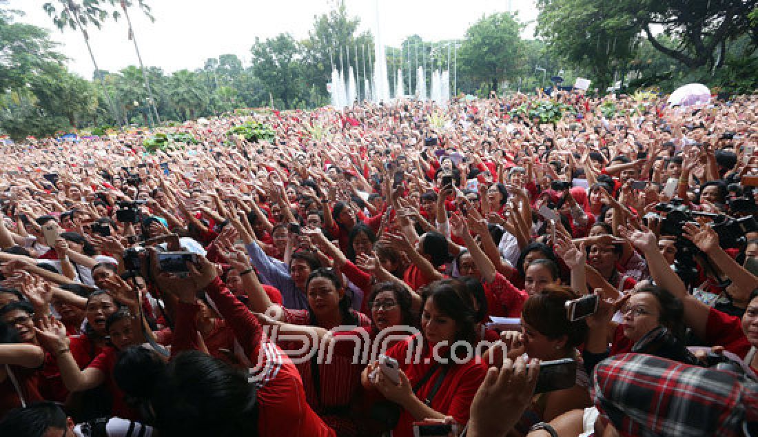 Aksi simpatik ratusan warga dengan menyanyikan lagu nasional yang dipimpin Addie MS di Balai Kota DKI Jakarta, Rabu (10/5). Ini merupakan aksi simpatik terhadap vonis yang dijatuhkan kepada Ahok atas kasus penodaan agama. - JPNN.com
