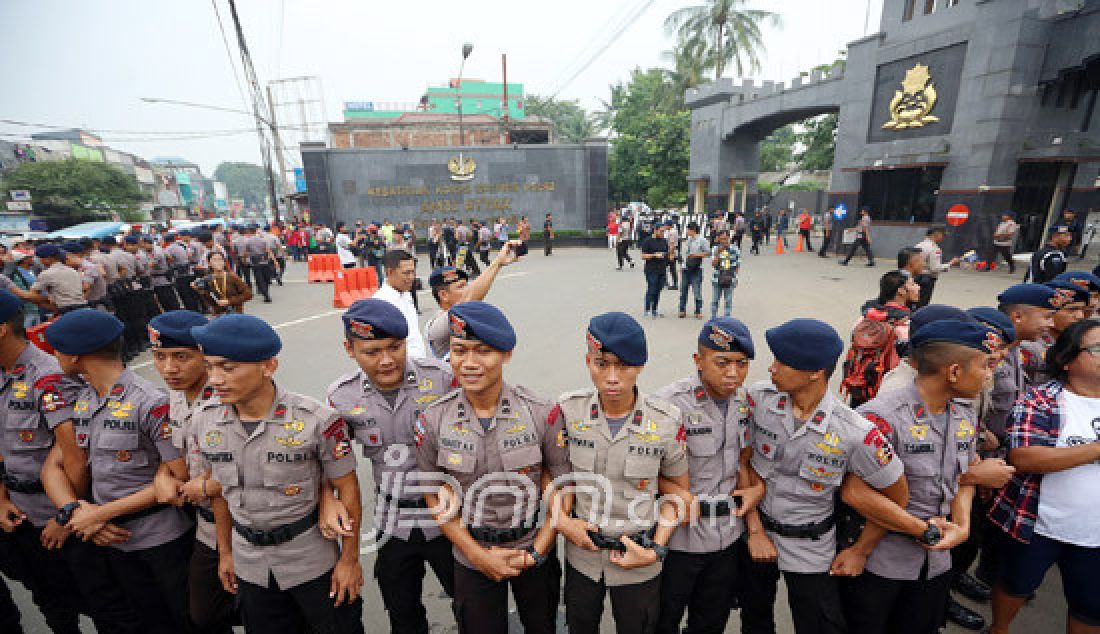 Aparat kepolisian membuat barikade pasca pembubaran pendukung massa Ahok di depan Mako Brimob, Kelapa Dua, Depok, Jawa Barat, Kamis (11/5). Barikade tersebut untuk menjaga massa pendukung Ahok datang kembali. - JPNN.com