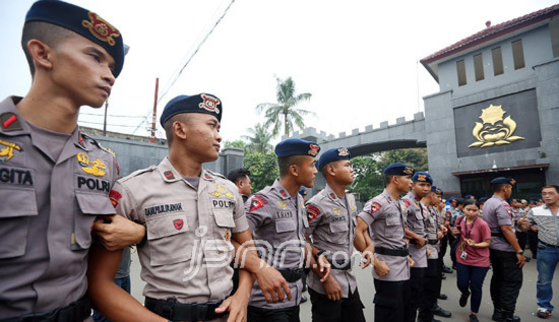 Aparat kepolisian membuat barikade pasca pembubaran pendukung massa Ahok di depan Mako Brimob, Kelapa Dua, Depok, Jawa Barat, Kamis (11/5). Barikade tersebut untuk menjaga massa pendukung Ahok datang kembali. - JPNN.com