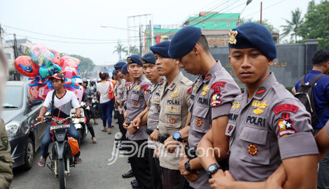Aparat kepolisian membuat barikade pasca pembubaran pendukung massa Ahok di depan Mako Brimob, Kelapa Dua, Depok, Jawa Barat, Kamis (11/5). Barikade tersebut untuk menjaga massa pendukung Ahok datang kembali. - JPNN.com