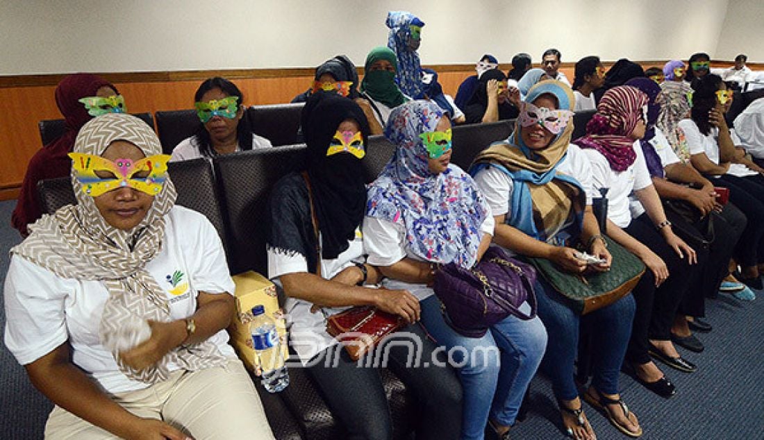 Para korban perdagangan orang yang berhasil diselamatkan oleh pihak Kepolisian saat mengikuti konpers di Bareskrim Polri, Jakarta, Rabu (17/5). Sembilan tersangka berhasil diamankan dan 80 orang berhasil diselamatkan. - JPNN.com