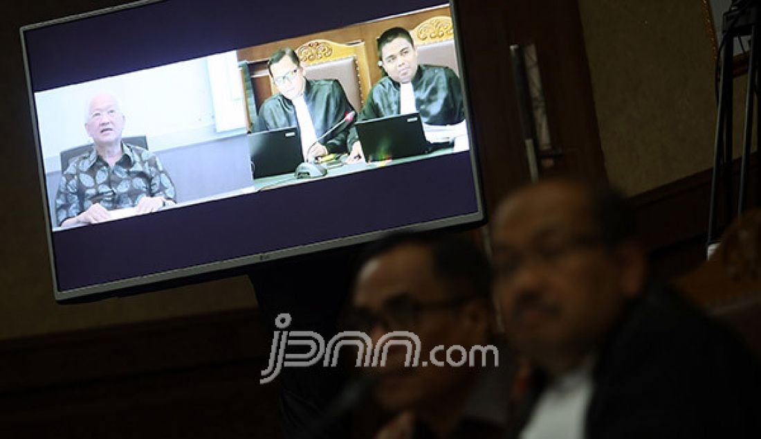 Irman menjalani sidang lanjutan di Pengadilan Tipikor, Jakarta, Kamis (18/5). Sidang beragendakan pemeriksaan delapan orang saksi dan satu orang saksi dengan teleconference yang bernama Paulus Tanos. - JPNN.com