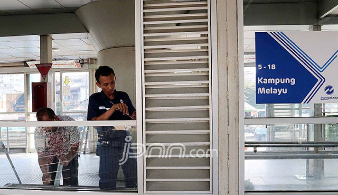 Petugas Transjakarta mulai memperbaiki Halte Transjakarta Kampung Melayu yang rusak akibat Pristiwa ledakan Bom bunuh diri diterminal Kampung melayu pada Rabu (24/5) malam, Jum'at (26/5). Selama renovasi Halte transjakarta tidak bisa digunakan untuk sementara waktu. - JPNN.com