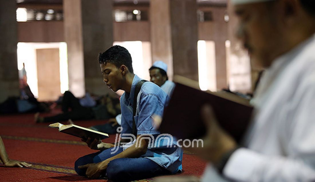 Umat muslim saat tadarus atau membaca kitab suci Al-Qur'an di Masjid Istiqlal, Jakarta, Sabtu (26/5). Umat muslim mengisi ibadah puasa hari pertama dengan memperbanyak tadarus Al-Quran di bulan suci Ramadan 1438 H. - JPNN.com