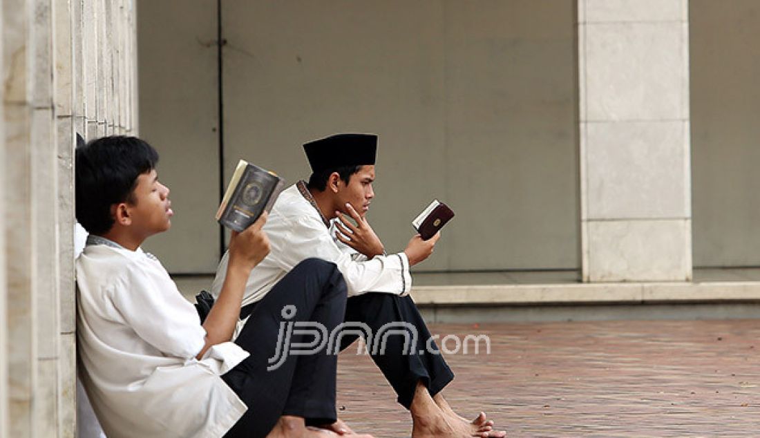 Umat muslim saat tadarus atau membaca kitab suci Al-Qur'an di Masjid Istiqlal, Jakarta, Sabtu (26/5). Umat muslim mengisi ibadah puasa hari pertama dengan memperbanyak tadarus Al-Quran di bulan suci Ramadan 1438 H. - JPNN.com