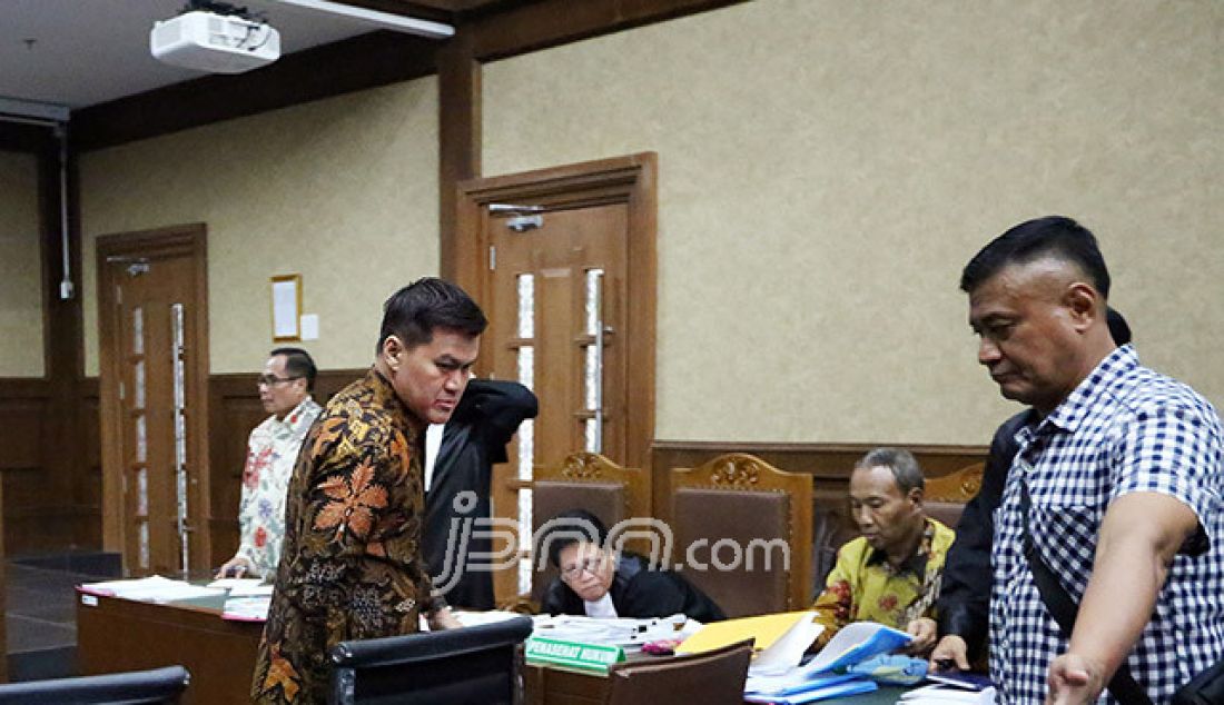 Pengusaha Andi Agustinus atau Andi Narogong bersaksi dalam sidang kasus korupsi KTP Elektronik dengan terdakwa Irman dan Sugiharto di Pengadilan Tipikor, Jakarta Pusat, Senin (29/5). Sidang beragendakan mendengarkan keterangan enam saksi yang dihadirkan JPU KPK, di antaranya Andi Narogong yang juga tersangka dalam kasus tersebut. - JPNN.com