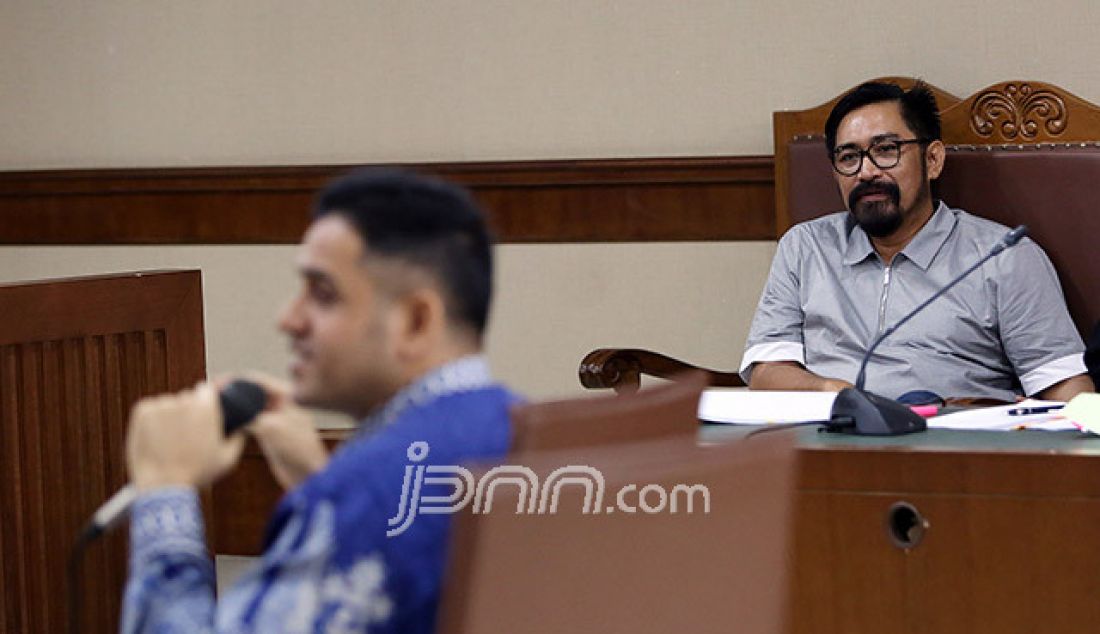 Terdakwa kasus korupsi proyek pembangunan Pusat Pendidikan dan Sekolah Olahraga Nasional (P3SON) Hambalang, Bogor, Jawa Barat, Andi Zulkarnaen Mallarangeng alias Choel Mallarangeng mendengarkan keterangan saksi pada sidang lanjutan di Pengadilan Tipikor, Jakarta, Senin (29/5). Sidang beragendakan pemeriksaan saksi, Muhammad Nazaruddin. - JPNN.com