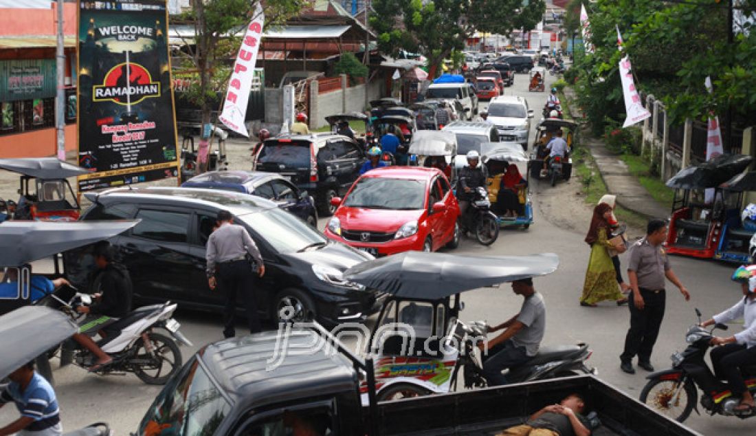 Kemacetan parah terjadi di simpang empat SMP Muhamadiyah antara ruas jalan di HS Cokroaminoto dan jalan Cendrawasih. Kemacetan arus lalu lintas ini tak lain dipicu pengalihan arus karena akses ke arah Jalan Pangeran Hidayat sudah tertutup tenda kampung Ramadan. - JPNN.com