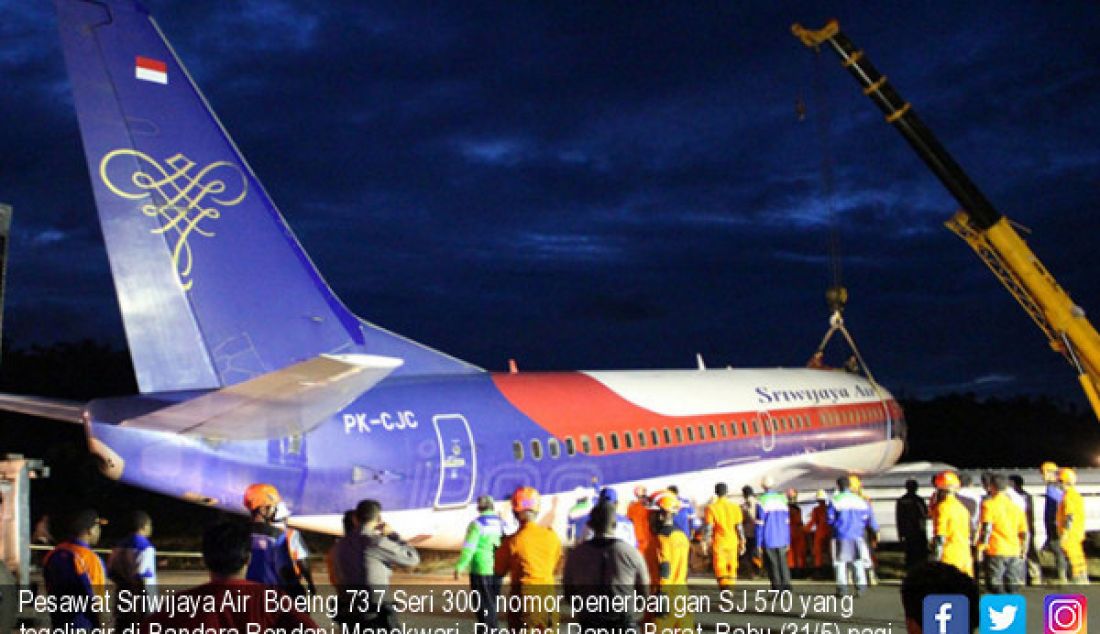 Pesawat Sriwijaya Air Boeing 737 Seri 300, nomor penerbangan SJ 570 yang tegelincir di Bandara Rendani Manokwari, Provinsi Papua Barat, Rabu (31/5) pagi sekitar pukul 08.51 WIT saat dievakuasi dengan mengerahkan 4 alat berat - JPNN.com