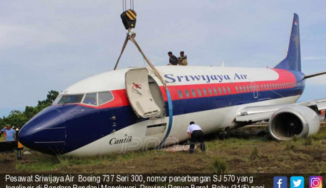 Pesawat Sriwijaya Air Boeing 737 Seri 300, nomor penerbangan SJ 570 yang tegelincir di Bandara Rendani Manokwari, Provinsi Papua Barat, Rabu (31/5) pagi sekitar pukul 08.51 WIT saat dievakuasi dengan mengerahkan 4 alat berat - JPNN.com