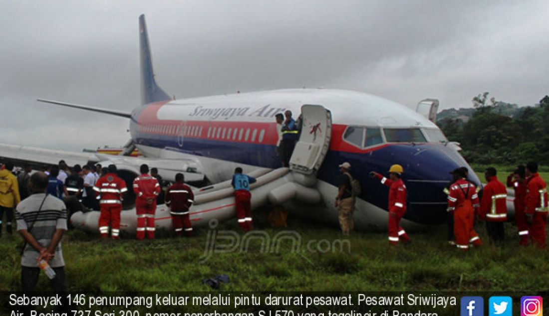 Sebanyak 146 penumpang keluar melalui pintu darurat pesawat. Pesawat Sriwijaya Air Boeing 737 Seri 300, nomor penerbangan SJ 570 yang tegelincir di Bandara Rendani Manokwari, Provinsi Papua Barat. - JPNN.com