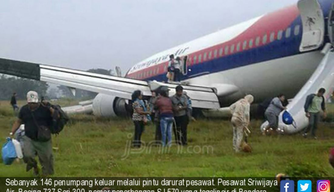 Sebanyak 146 penumpang keluar melalui pintu darurat pesawat. Pesawat Sriwijaya Air Boeing 737 Seri 300, nomor penerbangan SJ 570 yang tegelincir di Bandara Rendani Manokwari, Provinsi Papua Barat. - JPNN.com