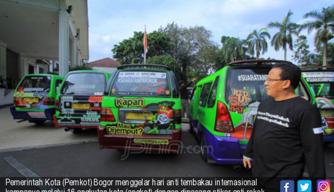 Pemerintah Kota (Pemkot) Bogor menggelar hari anti tembakau internasional kampanye melalui 16 angkutan kota (angkot) dengan dipasang stiker anti rokok yang dilakukan di Balai Kota Bogor, Jalan Juanda, Kota Bogor, Rabu (31/05) - JPNN.com