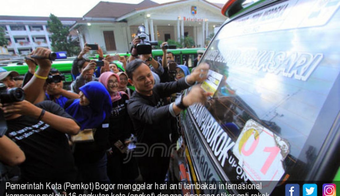 Pemerintah Kota (Pemkot) Bogor menggelar hari anti tembakau internasional kampanye melalui 16 angkutan kota (angkot) dengan dipasang stiker anti rokok yang dilakukan di Balai Kota Bogor, Jalan Juanda, Kota Bogor, Rabu (31/05) - JPNN.com