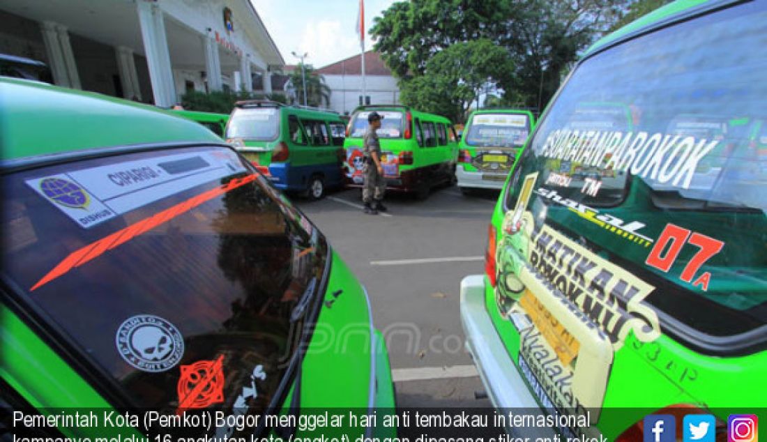 Pemerintah Kota (Pemkot) Bogor menggelar hari anti tembakau internasional kampanye melalui 16 angkutan kota (angkot) dengan dipasang stiker anti rokok yang dilakukan di Balai Kota Bogor, Jalan Juanda, Kota Bogor, Rabu (31/05) - JPNN.com