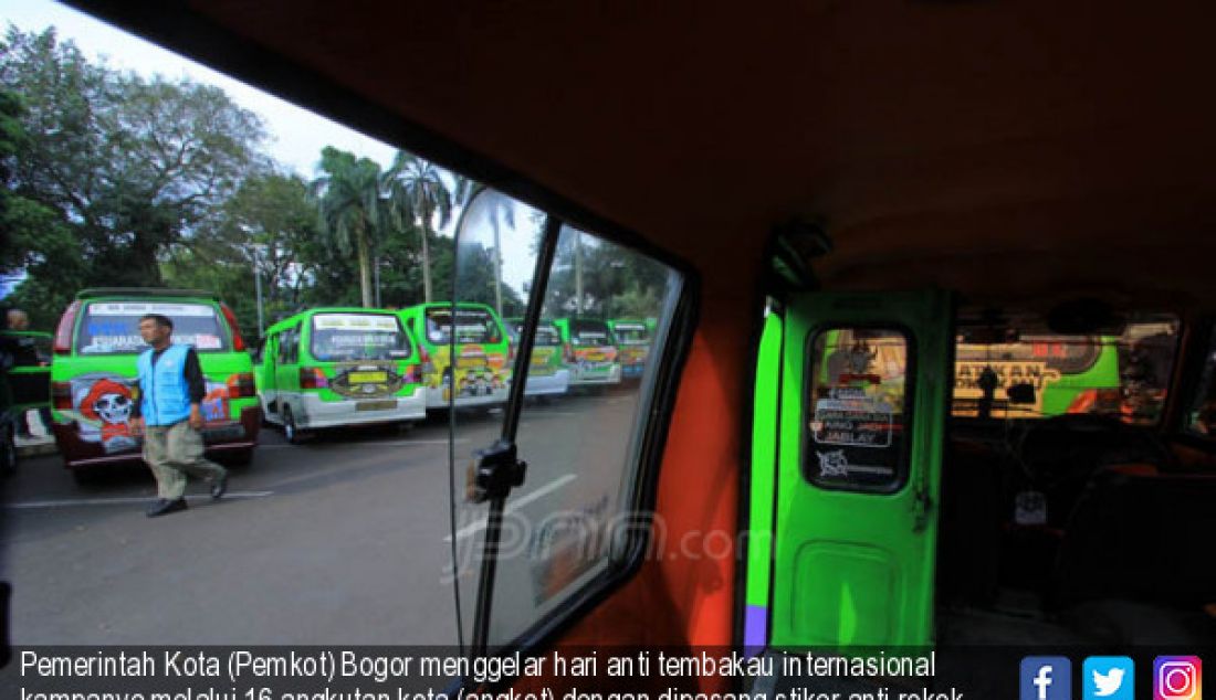 Pemerintah Kota (Pemkot) Bogor menggelar hari anti tembakau internasional kampanye melalui 16 angkutan kota (angkot) dengan dipasang stiker anti rokok yang dilakukan di Balai Kota Bogor, Jalan Juanda, Kota Bogor, Rabu (31/05) - JPNN.com