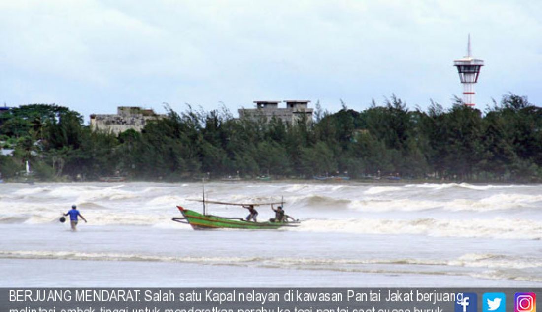 BERJUANG MENDARAT: Salah satu Kapal nelayan di kawasan Pantai Jakat berjuang melintasi ombak tinggi untuk mendaratkan perahu ke tepi pantai saat cuaca buruk, Rabu (31/5) Akibat kondisi ini 3 kapal nelayan mengalami kerusakan. - JPNN.com