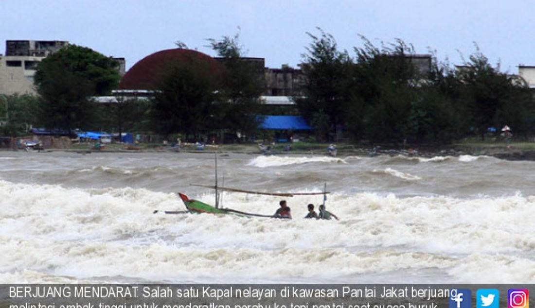 BERJUANG MENDARAT: Salah satu Kapal nelayan di kawasan Pantai Jakat berjuang melintasi ombak tinggi untuk mendaratkan perahu ke tepi pantai saat cuaca buruk, Rabu (31/5) Akibat kondisi ini 3 kapal nelayan mengalami kerusakan. - JPNN.com