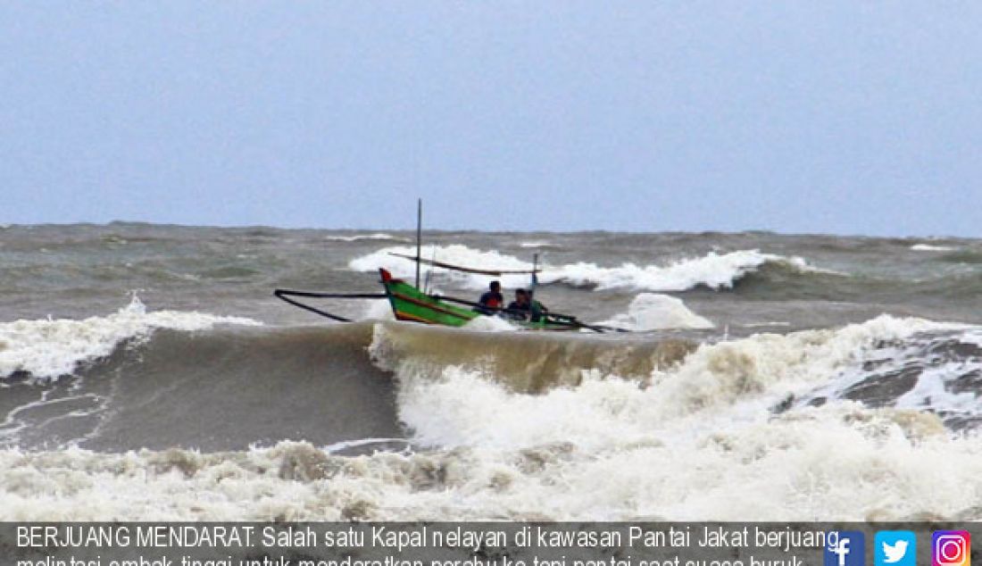 BERJUANG MENDARAT: Salah satu Kapal nelayan di kawasan Pantai Jakat berjuang melintasi ombak tinggi untuk mendaratkan perahu ke tepi pantai saat cuaca buruk, Rabu (31/5) Akibat kondisi ini 3 kapal nelayan mengalami kerusakan. - JPNN.com