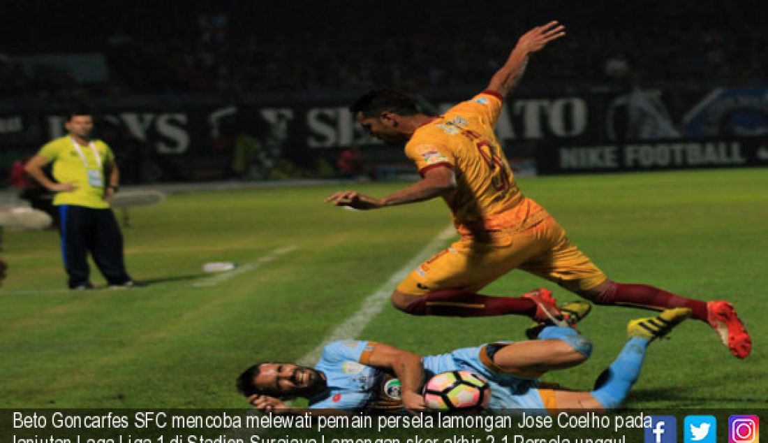 Beto Goncarfes SFC mencoba melewati pemain Persela Lamongan Jose Coelho pada lanjutan Laga Liga 1 di Stadion Surajaya Lamongan skor akhir 2-1 Persela unggul atas SFC,Kamis (1/6). - JPNN.com