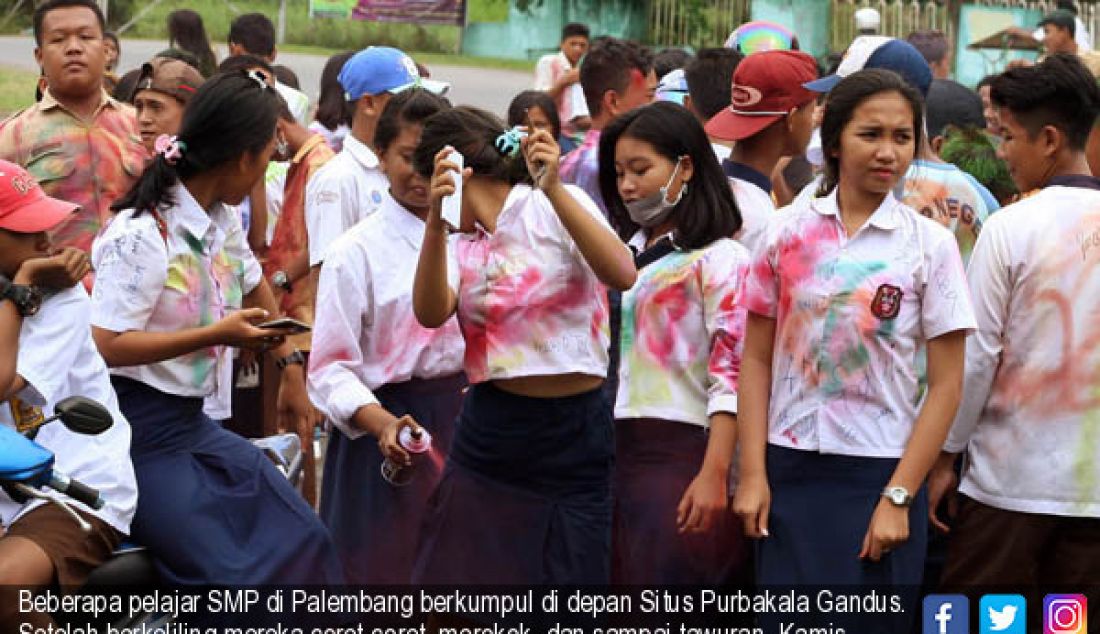 Beberapa pelajar SMP di Palembang berkumpul di depan Situs Purbakala Gandus. Setelah berkeliling mereka coret-coret, merokok, dan sampai tawuran, Kamis (2/6). - JPNN.com