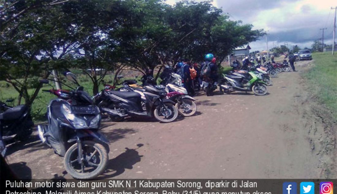 Puluhan motor siswa dan guru SMK N 1 Kabupaten Sorong, diparkir di Jalan Petrochina, Malawili Aimas Kabupaten Sorong, Rabu (31/5) guna menutup akses jalan kendaraan roda empat. - JPNN.com