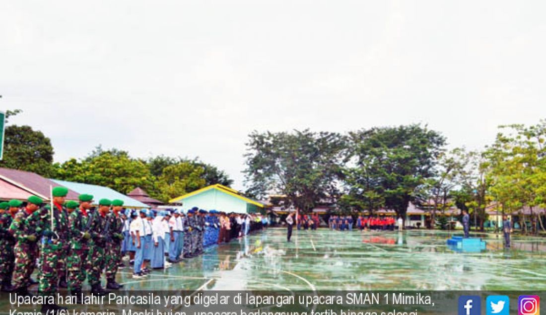 Upacara hari lahir Pancasila yang digelar di lapangan upacara SMAN 1 Mimika, Kamis (1/6) kemarin. Meski hujan, upacara berlangsung tertib hingga selesai. - JPNN.com