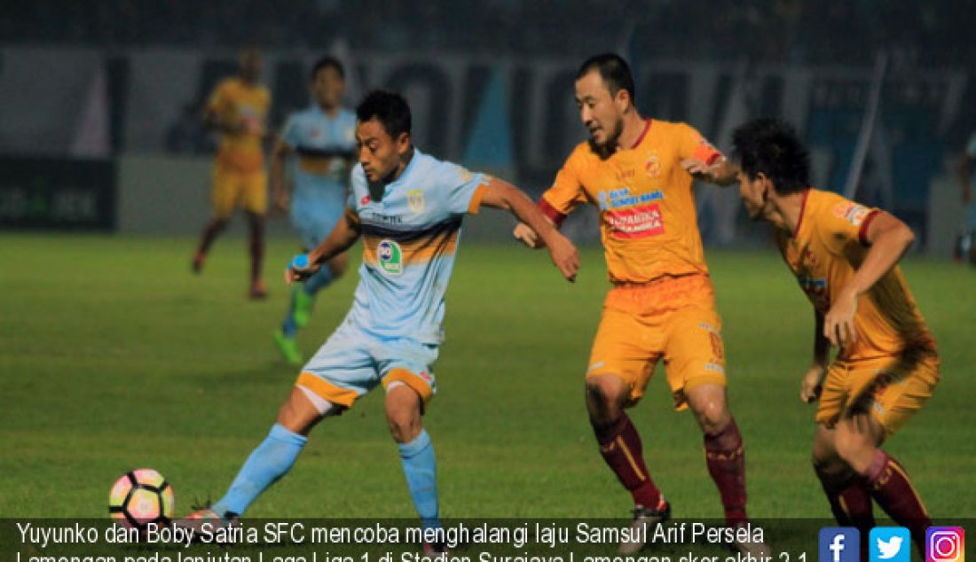 Yuyunko dan Boby Satria SFC mencoba menghalangi laju Samsul Arif Persela Lamongan pada lanjutan Laga Liga 1 di Stadion Surajaya Lamongan skor akhir 2-1 Persela unggul atas,Kamis SFC(1/6). - JPNN.com