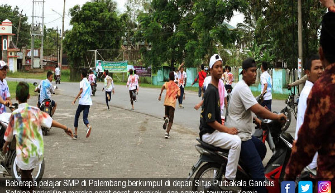 Beberapa pelajar SMP di Palembang berkumpul di depan Situs Purbakala Gandus. Setelah berkeliling mereka coret-coret, merokok, dan sampai tawuran, Kamis (2/6). - JPNN.com