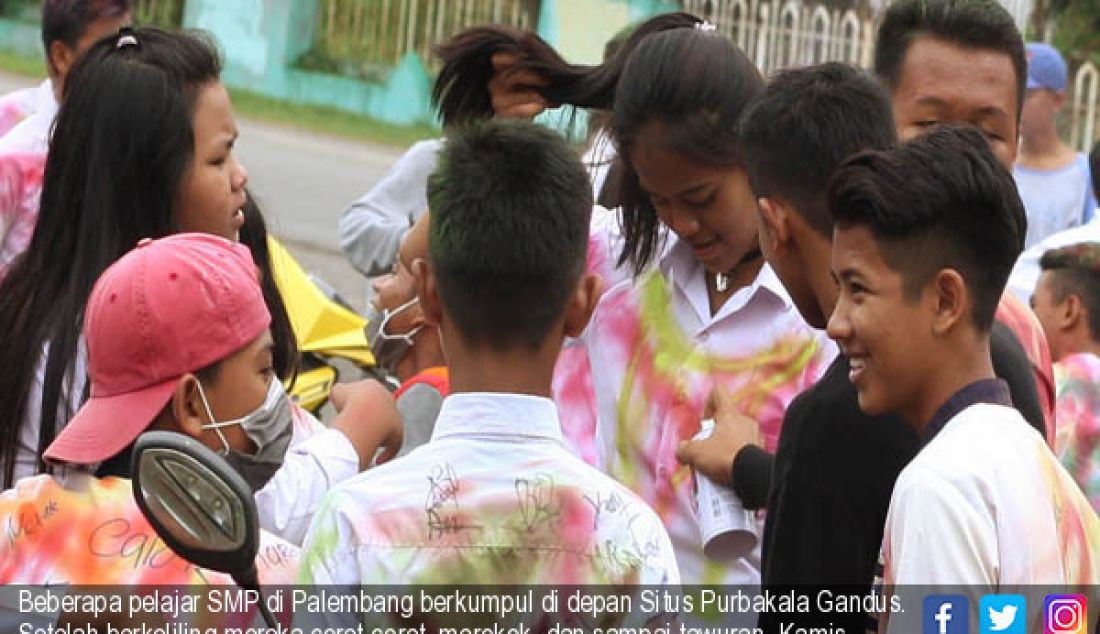 Beberapa pelajar SMP di Palembang berkumpul di depan Situs Purbakala Gandus. Setelah berkeliling mereka coret-coret, merokok, dan sampai tawuran, Kamis (2/6). - JPNN.com