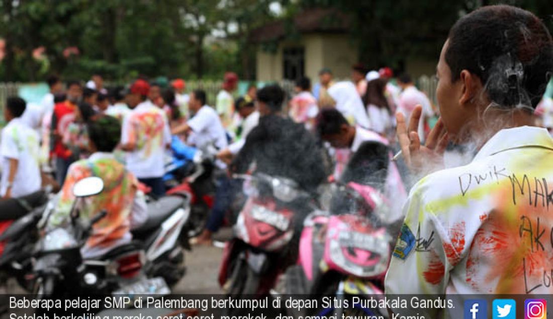 Beberapa pelajar SMP di Palembang berkumpul di depan Situs Purbakala Gandus. Setelah berkeliling mereka coret-coret, merokok, dan sampai tawuran, Kamis (2/6). - JPNN.com