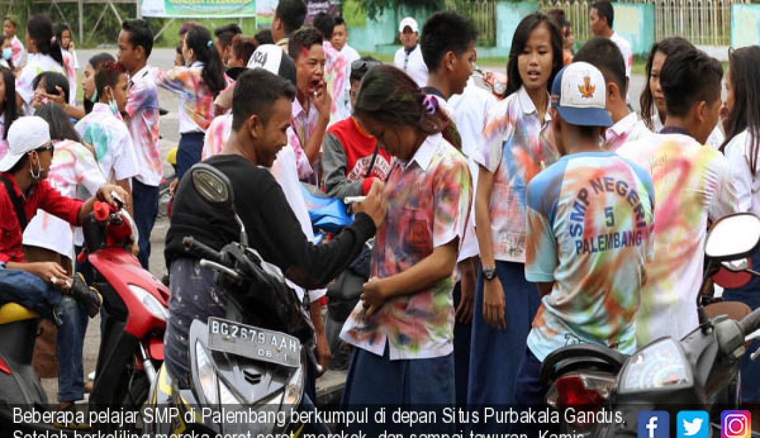 Beberapa pelajar SMP di Palembang berkumpul di depan Situs Purbakala Gandus. Setelah berkeliling mereka coret-coret, merokok, dan sampai tawuran, Kamis (2/6). - JPNN.com