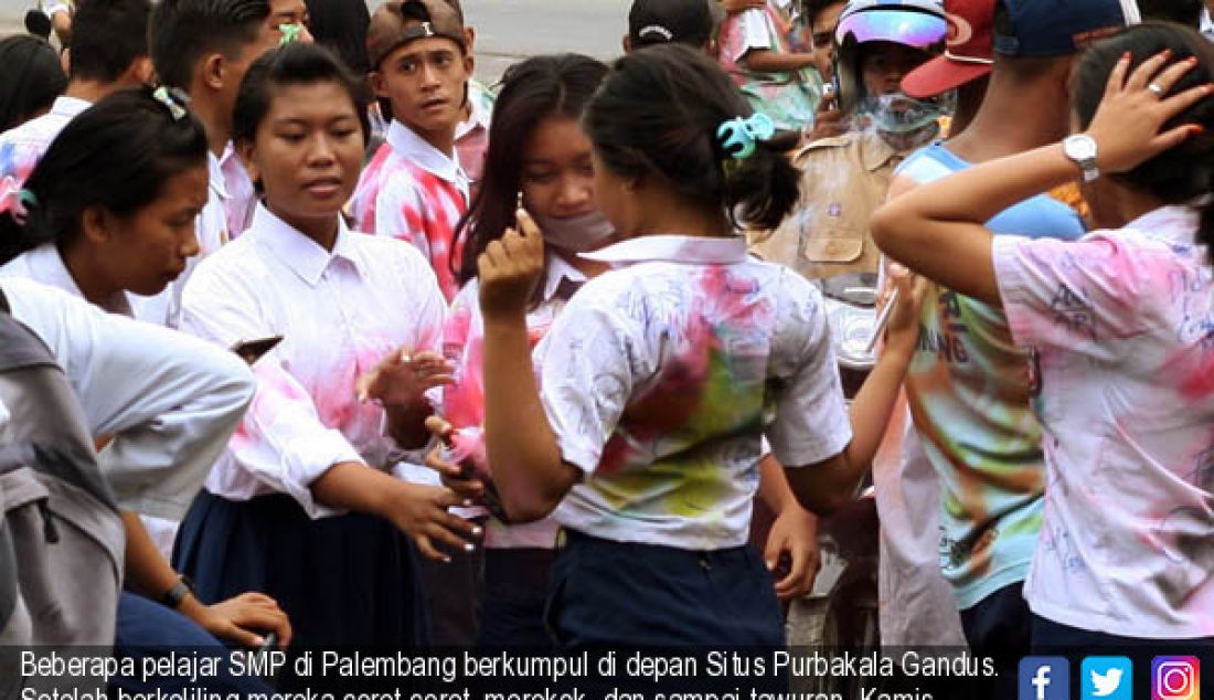 Beberapa pelajar SMP di Palembang berkumpul di depan Situs Purbakala Gandus. Setelah berkeliling mereka coret-coret, merokok, dan sampai tawuran, Kamis (2/6). - JPNN.com