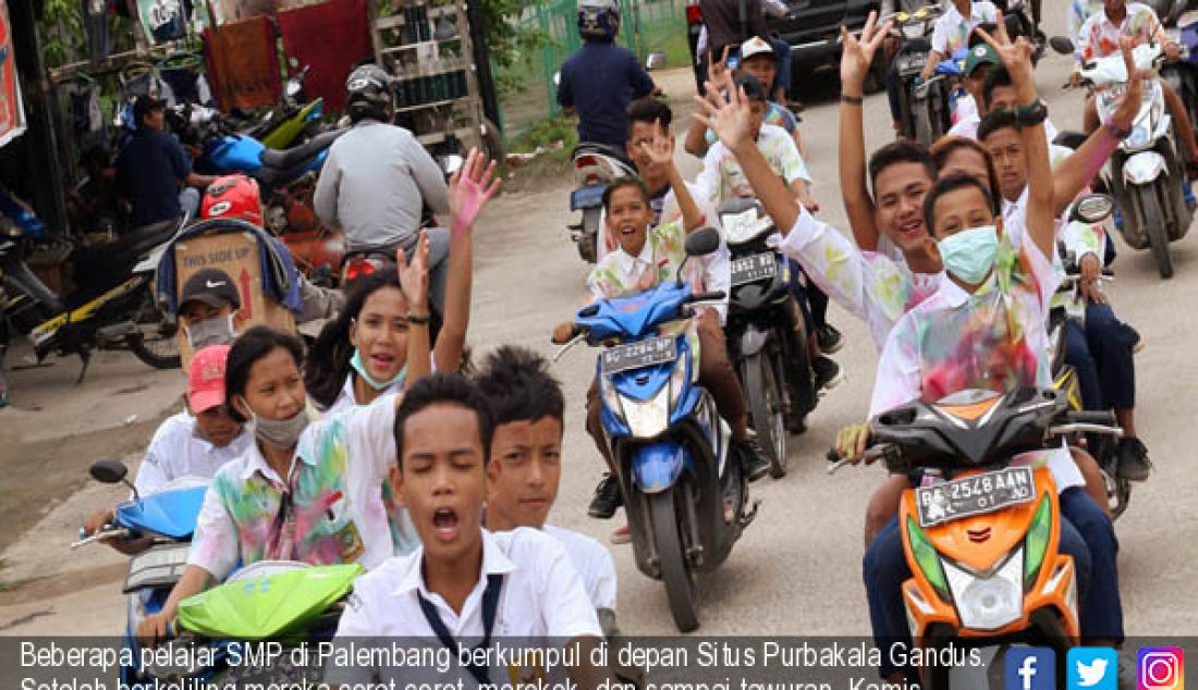 Beberapa pelajar SMP di Palembang berkumpul di depan Situs Purbakala Gandus. Setelah berkeliling mereka coret-coret, merokok, dan sampai tawuran, Kamis (2/6). - JPNN.com