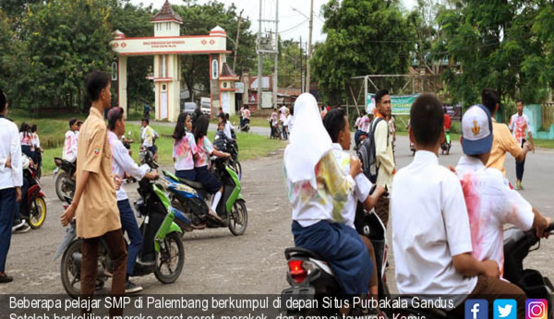 Beberapa pelajar SMP di Palembang berkumpul di depan Situs Purbakala Gandus. Setelah berkeliling mereka coret-coret, merokok, dan sampai tawuran, Kamis (2/6). - JPNN.com