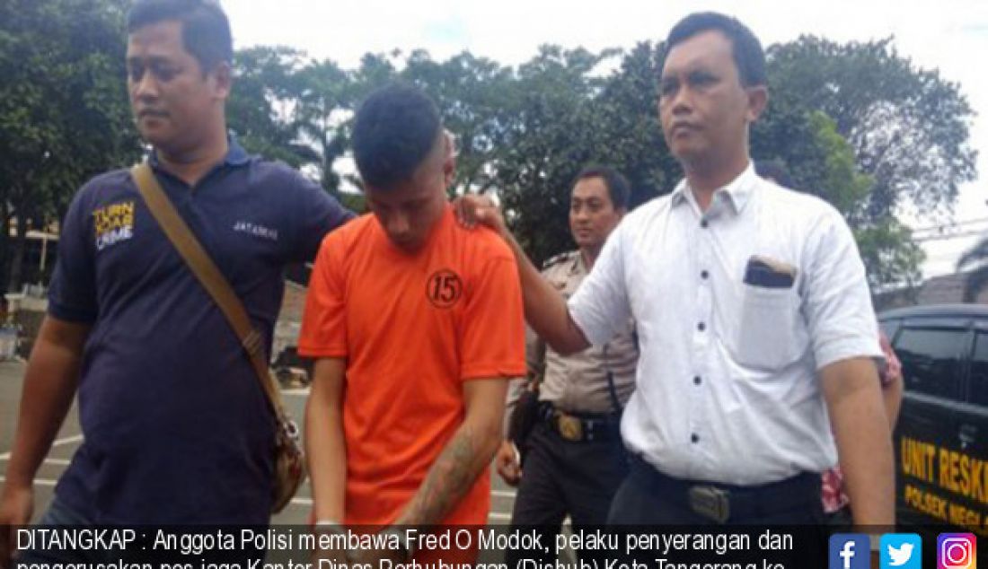 DITANGKAP : Anggota Polisi membawa Fred O Modok, pelaku penyerangan dan pengerusakan pos jaga Kantor Dinas Perhubungan (Dishub) Kota Tangerang ke Mapolrestro Tangerang, kemarin. - JPNN.com