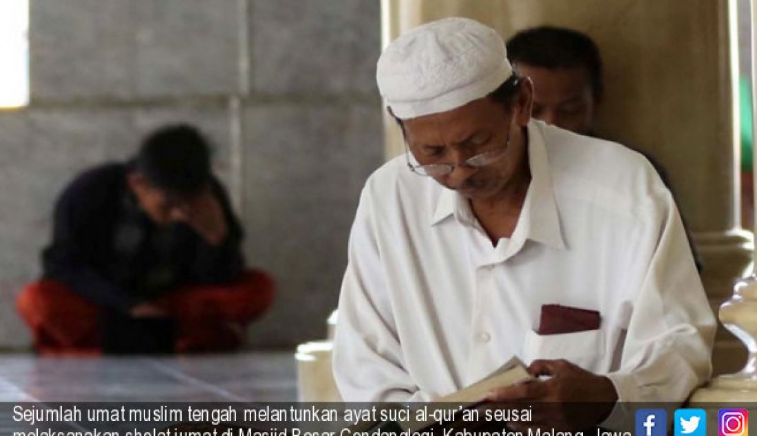 Sejumlah umat muslim tengah melantunkan ayat suci al-qur’an seusai melaksanakan sholat jumat di Masjid Besar Gondanglegi, Kabupaten Malang, Jawa Timur, Jumat (02/06). - JPNN.com