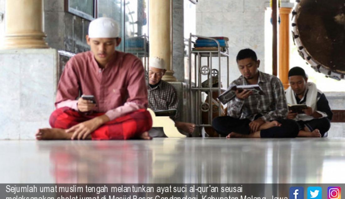 Sejumlah umat muslim tengah melantunkan ayat suci al-qur’an seusai melaksanakan sholat jumat di Masjid Besar Gondanglegi, Kabupaten Malang, Jawa Timur, Jumat (02/06). - JPNN.com