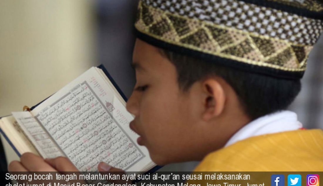 Seorang bocah tengah melantunkan ayat suci al-qur’an seusai melaksanakan sholat jumat di Masjid Besar Gondanglegi, Kabupaten Malang, Jawa Timur, Jumat (02/06). - JPNN.com