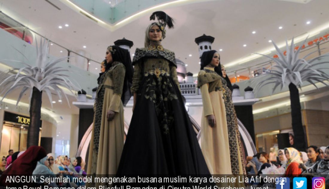 ANGGUN: Sejumlah model mengenakan busana muslim karya desainer Lia Afif dengan tema Royal Romance dalam Blissfull Ramadan di Ciputra World Surabaya, Jumat (2/6). - JPNN.com
