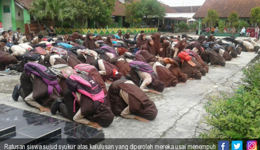 Ratusan siswa sujud syukur atas kelulusan yang diperoleh mereka usai menempuh pendidikan di tingkat SMP, Jumat (2/6). - JPNN.com