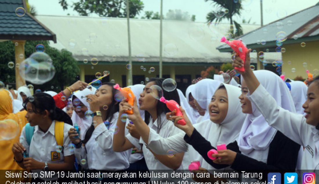 Siswi Smp SMP 19 Jambi saat merayakan kelulusan dengan cara bermain Tarung Gelebung setelah melihat hasil pengumuman UN lulus 100 persen di halaman sekolah SMP 19 Jambi, Jumat (2/6). - JPNN.com